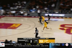 不要啊！南加州女篮王牌朱朱-沃特金斯疑似重伤 被搀扶离场