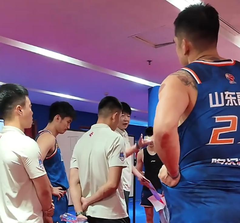 米乐体育-不敌山东更衣室！邱彪大喊不满关键时刻投篮，寄语球员玩命练！