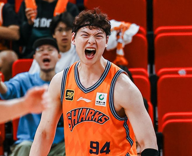 M6体育-上海队注册18人：王哲林续约3年顶薪 张镇麟加盟李添荣刘礼嘉续约