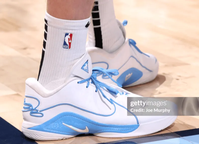 米乐体育-马尔卡宁今日穿着白蓝色Lebron22，率队挺进半决赛