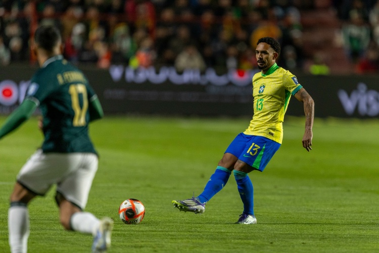 巴西后卫谈高原作战：冲刺跑后喘不过气+赛后吸氧 现在还在不停咳